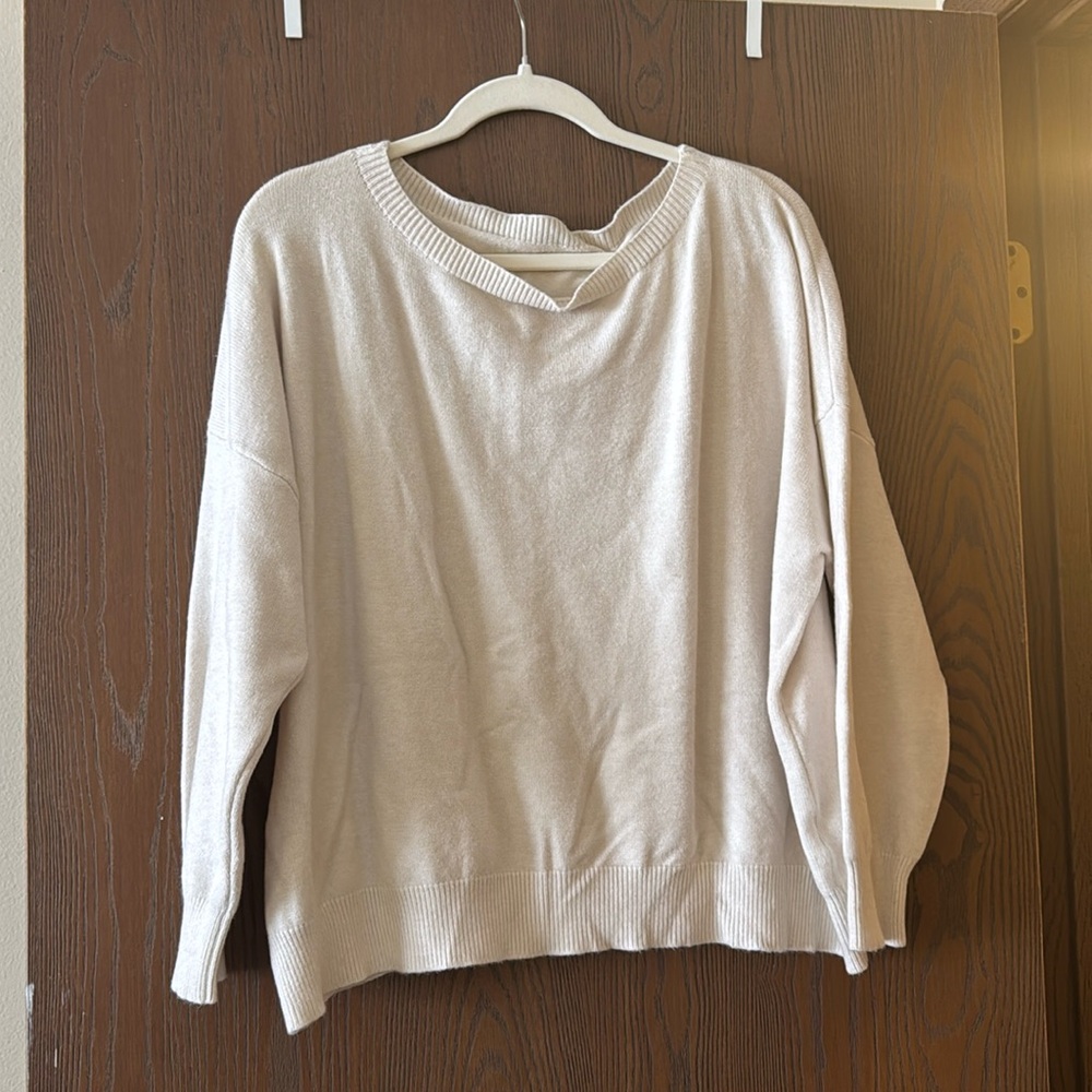 Women’s plain scoop neck knitted sweater. Size L